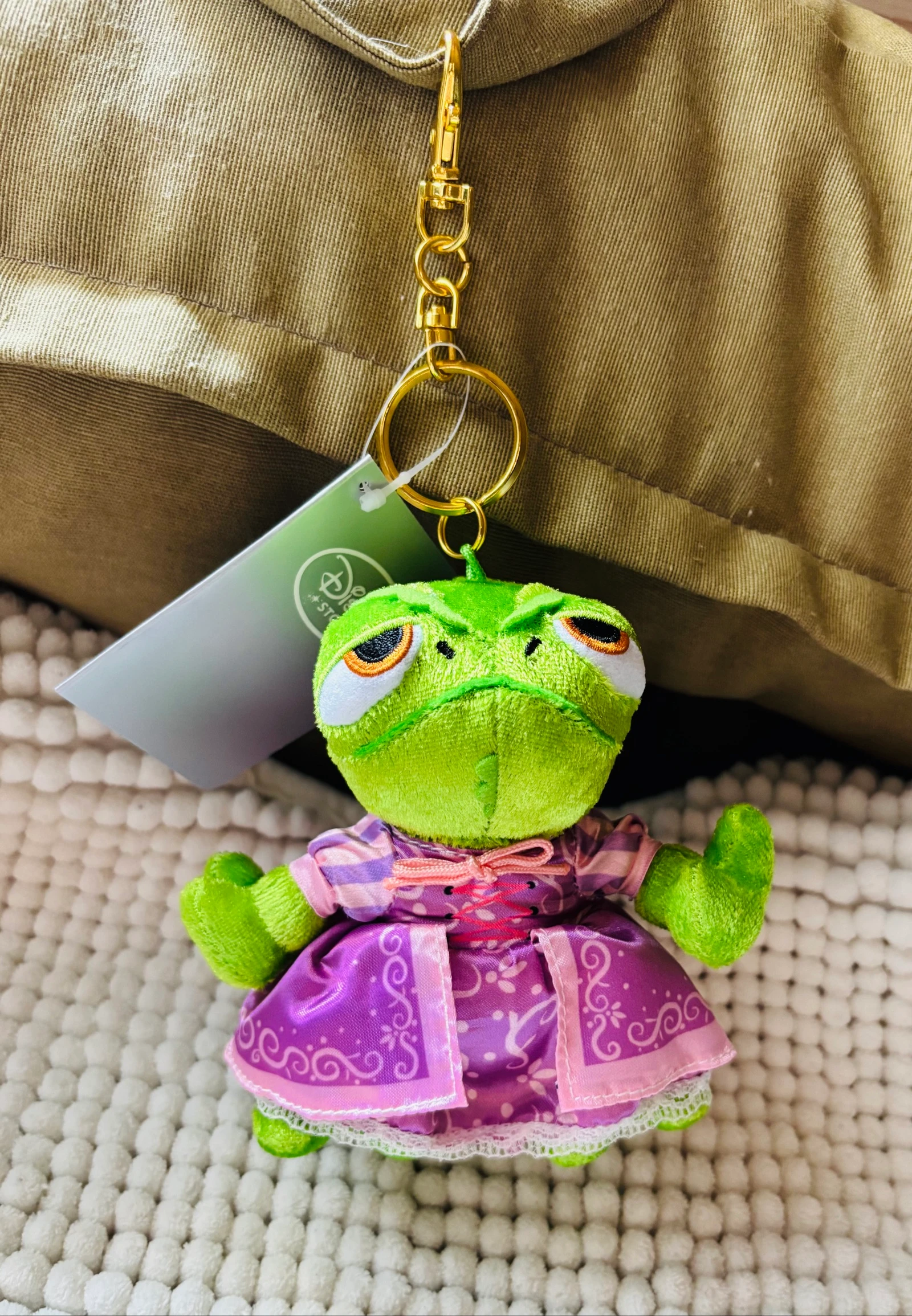 Peluche llavero Pascal en vestido de Rapunzel – photo 3